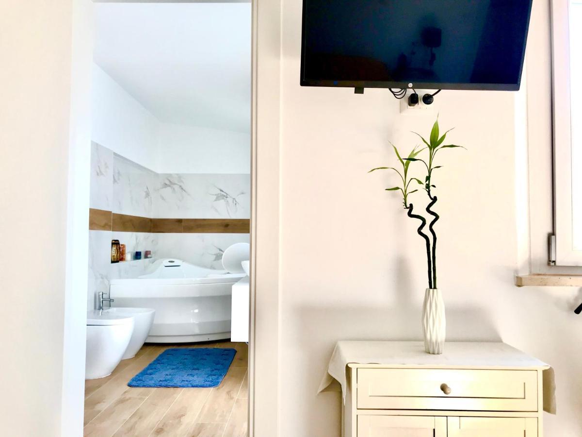 Stanza E Bagno Privato, Idromassaggio Con Extra Fee, In Appartamento แฟร์รารา ภายนอก รูปภาพ