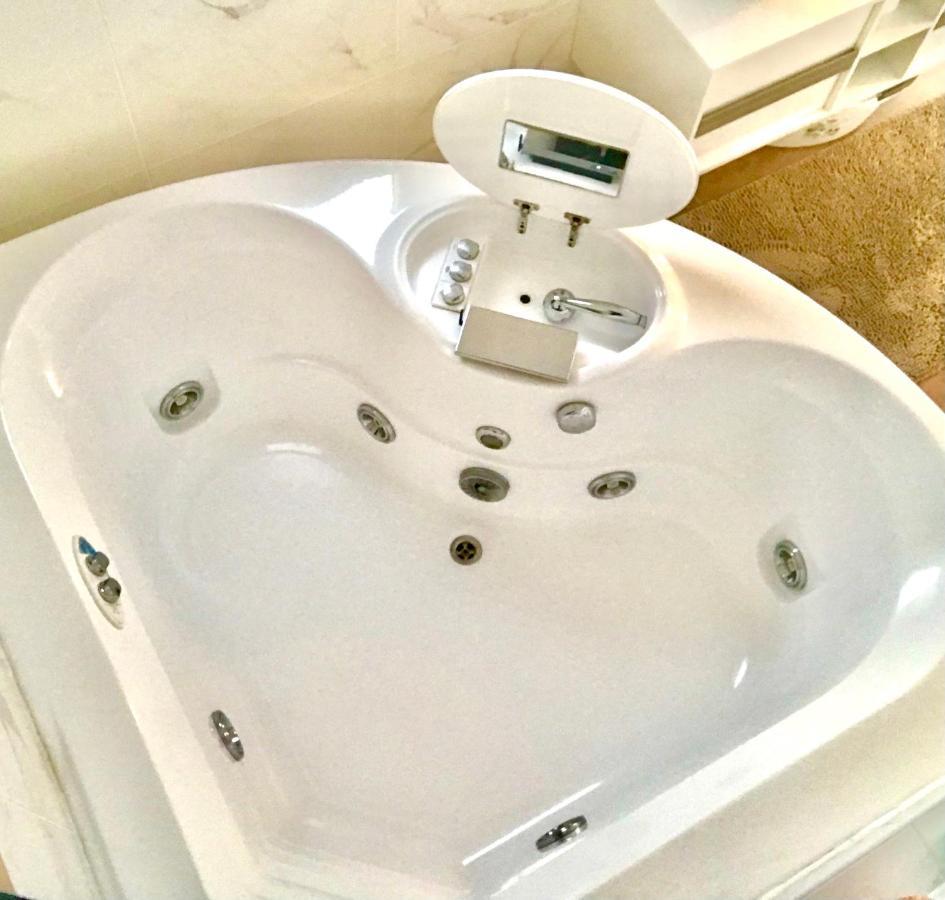 Stanza E Bagno Privato, Idromassaggio Con Extra Fee, In Appartamento แฟร์รารา ภายนอก รูปภาพ